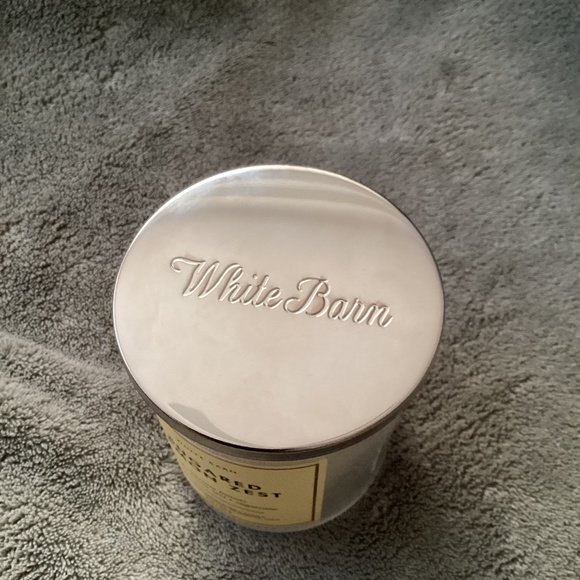 White Barn Sugared Lemon Zest Candle 8 oz - Picture 2 of 4